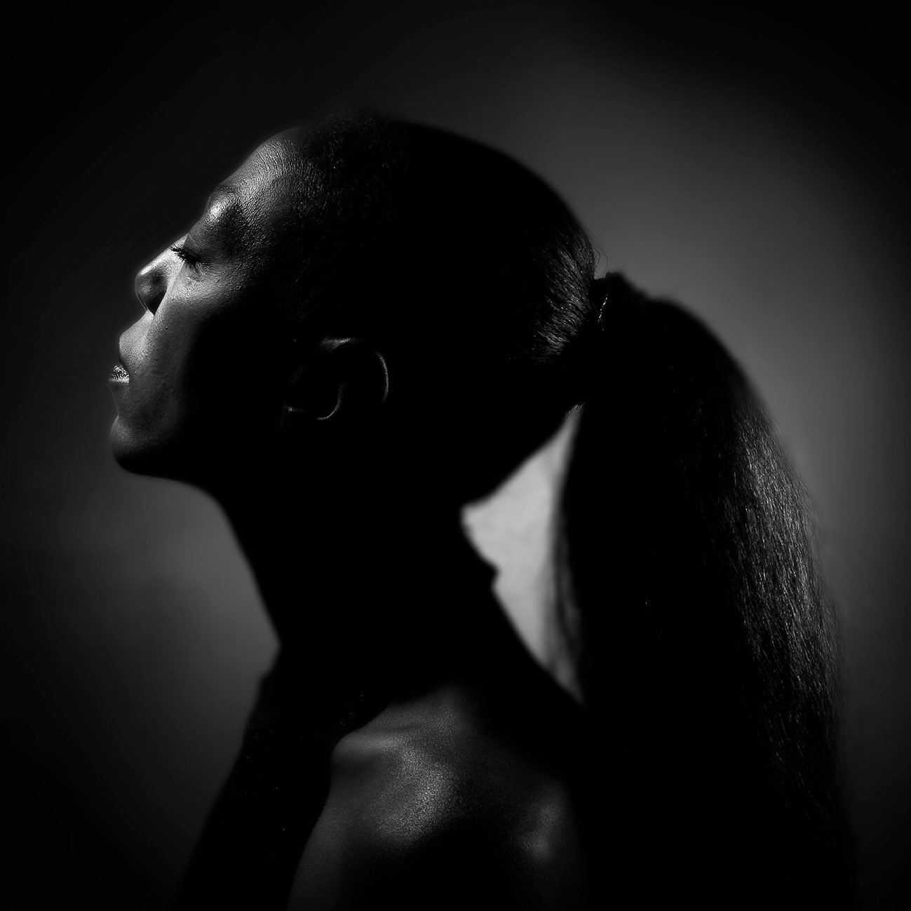 portrait noir blanc d'une femme noire de profil