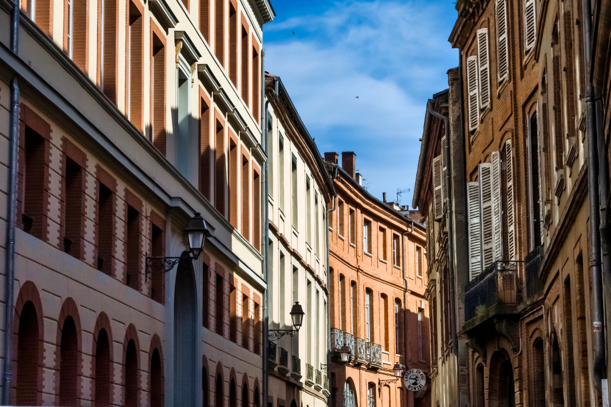 rue de toulouse eclairée par le soleil